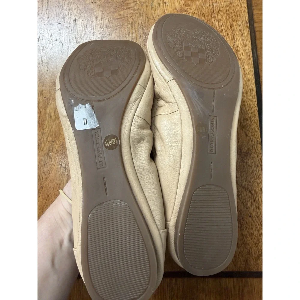 New VINCE CAMUTO Women's 8.5 B Nude Leather Ballet Flats Gold Logo Charm Accent